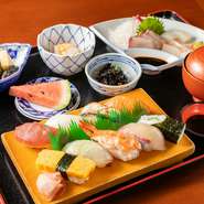 旬の海の幸が織りなす握りと刺し身に、手づくり総菜とお椀までセットになった『寿司定食』。【きみのや】の原点でもある寿司を味わいながら、だんらんのひと時を過ごせば、ちょっと贅沢気分も味わえそうです。