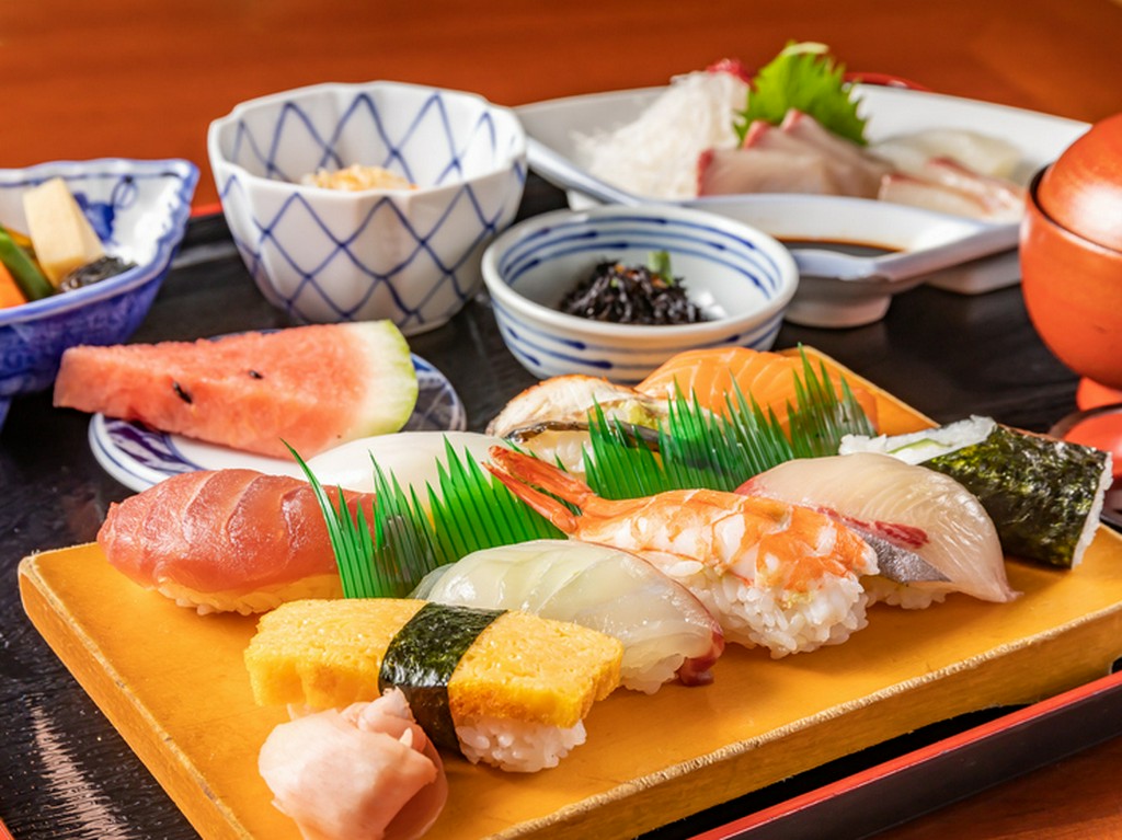 旬のネタと季節料理を味わえる『寿司定食』