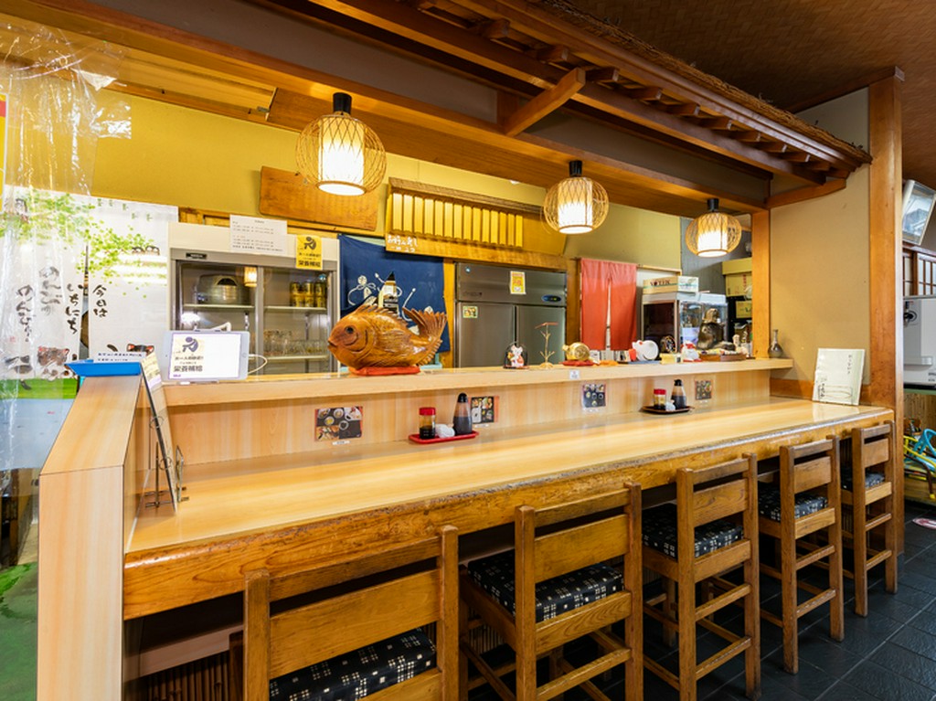 カウンター席でしっとりゆったり過ごすのもオススメ