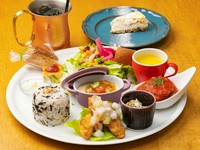地元産の野菜をたっぷり取れる栄養満点のランチは、和食・洋食・中華と、その時々で変わる献立にも注目です。訪れる度に新たな味との出合いがあり、リピーターが後を絶たないのだとか。

※60食限定