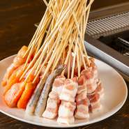 分厚くカットされた豚バラも人気。噛み締めるたび、口の中いっぱいに肉汁がジュワ～ッとあふれ出します。“豚肉特有の甘み”がたまりません。好みのソースをたっぷりつけて、冷めないうちに召し上がれ。