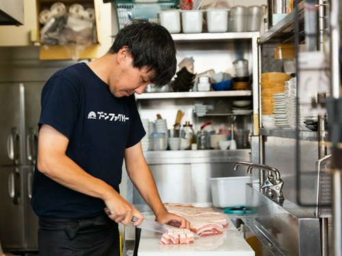 調理はもちろん、店舗運営まで担当。幅広い業務で腕を揮う