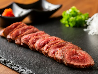 赤ワインとの相性抜群! コクのある肉をシンプルに『北海道産ジャージー牛たたき』