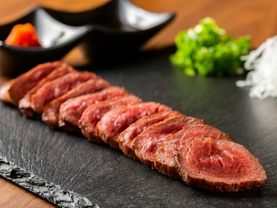 赤ワインとの相性抜群！　コクのある肉をシンプルに『北海道産ジャージー牛レアステーキ』