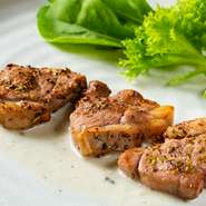 アイスランドに約千年前から生息する古代種のラムは、くさみがなく柔らかできめ細かな肉質が自慢です。ローズマリーやローリエに6時間漬け込んだラム肉をゴルゴンゾーラソースや赤ワインソースで堪能できます。