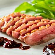 高級品種「シャラン鴨」は、屠殺時に窒息させることによって肉に血が残るため、鉄分の風味が強いのが特徴です。低温調理しているので、柔らかくしっとりした食感と肉の旨味を堪能できます。オリジナルソースも絶品。