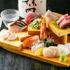 その時々で最も旬を迎える魚介をいただく『大漁板盛』