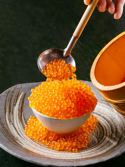 あふれ出る「いくら」がインパクト大の『いくらぶっこ飯』