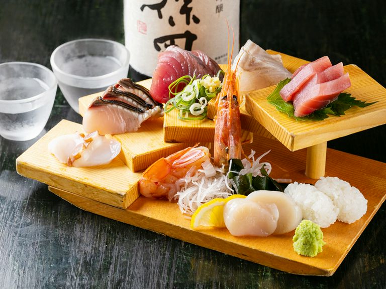 その時々で最も旬を迎える魚介をいただく『大漁板盛り(7種盛り)』