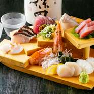 ＜大人気＞四季折々の味わいが食せる豪華な盛り合わせ。海老、帆立を含む計7種の魚介が楽しめます。苦手なものがあれば省いてくれるので、気軽に相談してみては。リースナブルな価格設定もポイントです。