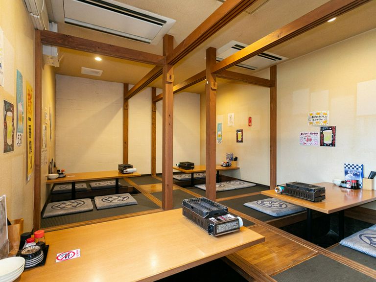 靴を脱いで足を伸ばしながら、ゆったりくつろげる掘り炬燵も完備