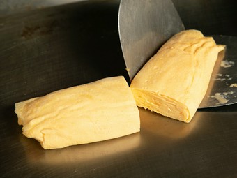 フワッフワの食感がたまらない『鉄板だし巻きたまご』