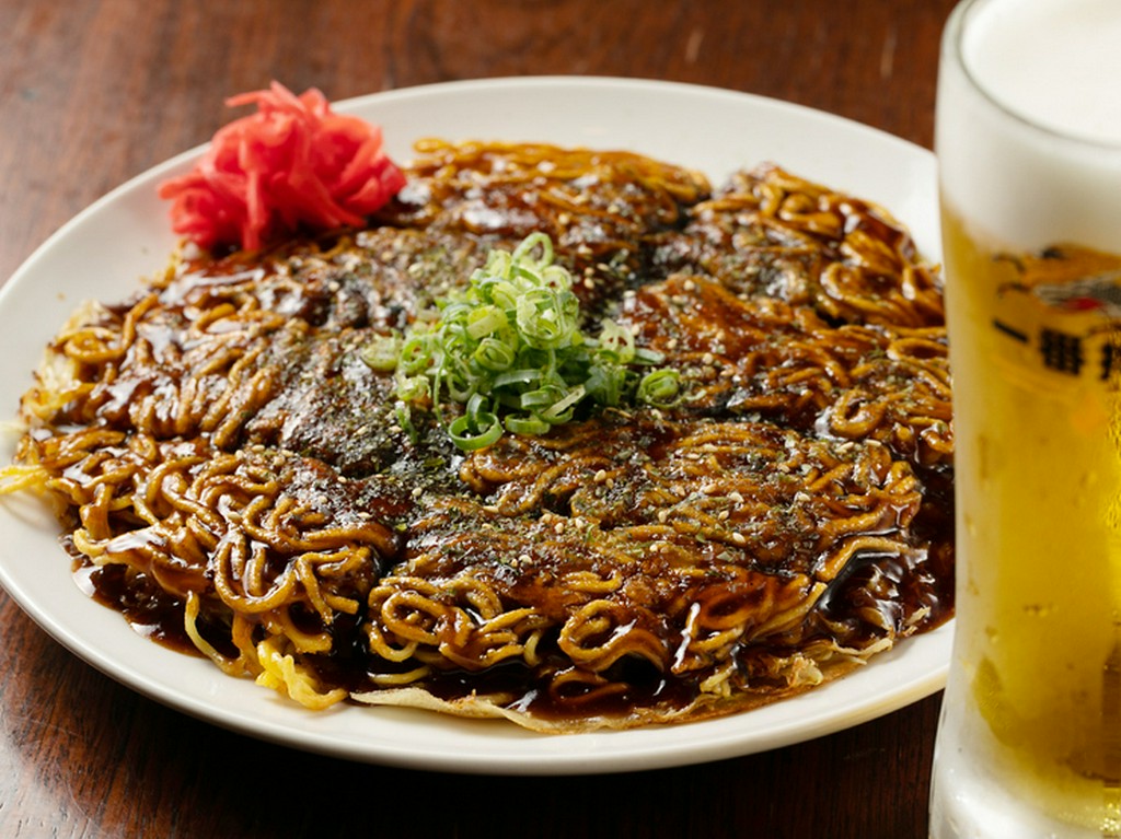 キンキンに冷えたビールと『広島風お好み焼き』の相性は抜群