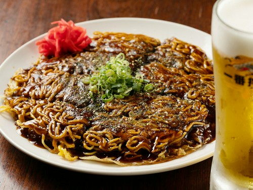 キンキンに冷えたビールと『広島風お好み焼き』の相性は抜群