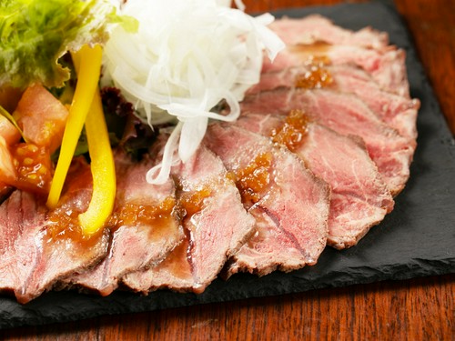 お肉料理からヘルシーなサラダまで、多彩なメニューも自慢