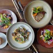 旬野菜のサラダ・魚料理orパスタ・食後のお飲み物
メインの種類で料金が変わります。
2名様よりメインをシェアしてお召し上がりいただけます。お取り分けしてご提供いたします。

