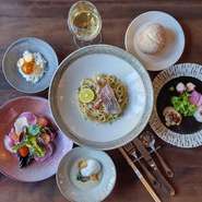 旬野菜のサラダ　前菜　スープ　メイン　デザート　ドリンクのコース。　メインの種類で料金が変わります。
2名様よりメインをシェアしてお召し上がりいただけます。お取り分けしてご提供いたします。