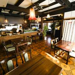 料理に寄り添い引き立てる、ワインと日本酒のセレクトが秀逸