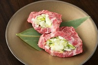 外は香ばしく、中はジューシーで柔らかい肉と、ネギの風味の相性が抜群の『厚切りイチボネギ包み』
