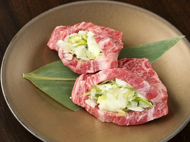 外は香ばしく、中はジューシーで柔らかい肉と、ネギの風味の相性が抜群の『厚切りイチボネギ包み』