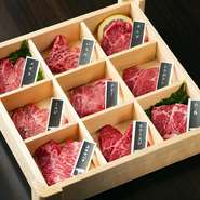 イチボやランプを始め、様々な赤身の部位を9種類食べ比べできる盛り合わせ。脂身が少なく、旨みたっぷりな赤身肉の味わいや食感の違いを楽しめます。木箱に美しく盛付けられたさまに、テンションも上がります。