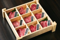 見た目にも豪勢な赤身肉の盛り合わせ。内容はその日の仕入れ次第の『本日の赤身牛9種箱盛』