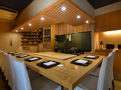 温かみのあるアットホームな店内でくつろぐ