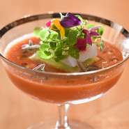 コース料理の幕を開ける『先付』には、その時々の旬の食材を使うのが【料理屋みや﨑】のこだわり。ワトム農園直送の「まほうのトマト」をはじめとした地物食材にこだわり、季節感あふれる一品に仕立てます。