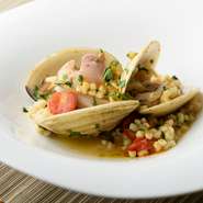 大ぶりの国産ハマグリを白ワイン蒸しのボノゴレビアンコに。「フレーフラ」という粒状のパスタを使い、モチモチした歯ごたえとスプーンで食べやすいのが特徴。ハマグリの旨味が豊かな一品。※季節のメニューです

