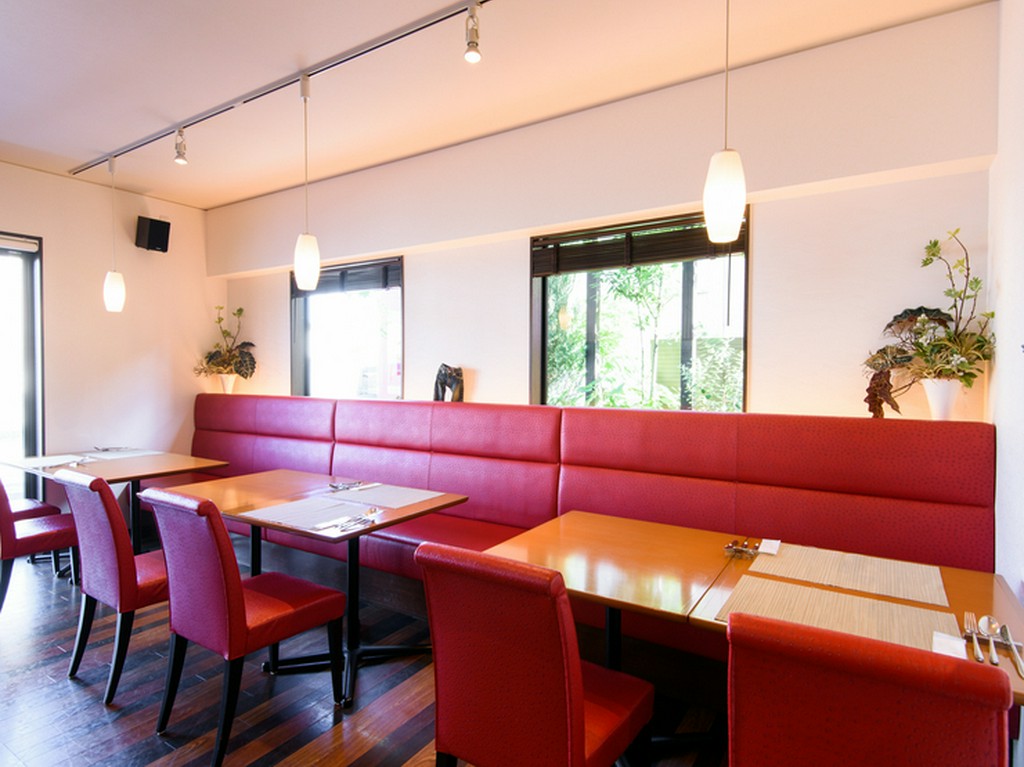 赤い椅子がおしゃれな店内