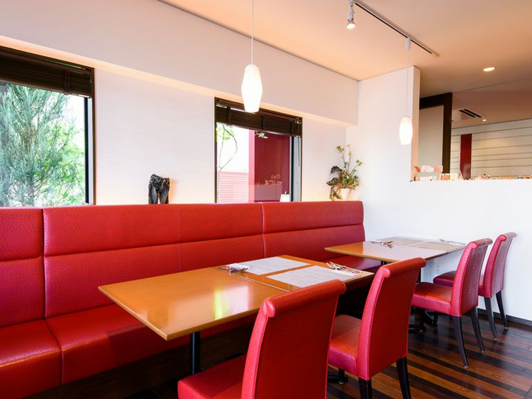 窓からの光も明るい店内