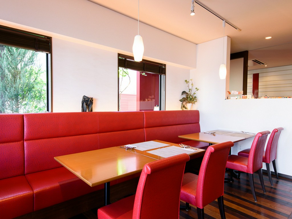 窓からの光も明るい店内