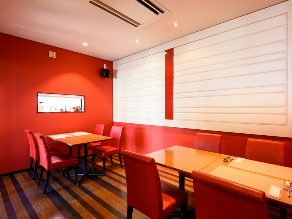 イタリアンカラーの赤がシンプルモダンな店内