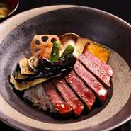 近江町市場から歩いて1分の好アクセスなので、外国からのゲストのもてなしにもぴったりなお店です。希少価値の高い「能登牛」を味わえるので、金沢を訪れたらぜひ足を運びたい一軒。（写真は能登牛ステーキ丼）