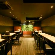 木の温もりを感じる店内は緑のインテリアなど、シンプルだからこそ落ち着いて、食事や会話を楽しめる空間を演出しています。ゆっくりと寛いでこだわりの肉料理を満喫してみては。
