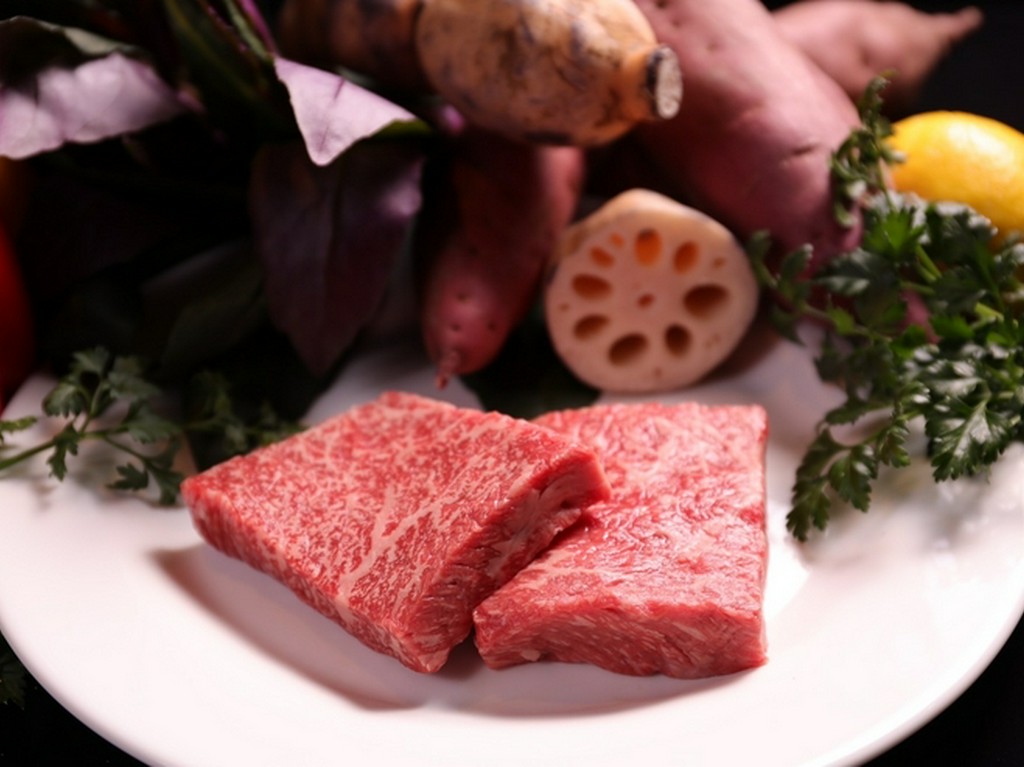 手に入りにくい「能登牛」や、季節の「加賀野菜」も満喫