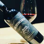 アルゼンチンワイン「マルベック」や、イタリアワイン「ジンファンデル」など、肉料理と相性抜群のおいしいワインを厳選し取りそろえています。お酒をメインに肉料理をチョイスするのも楽しみの一つ。
