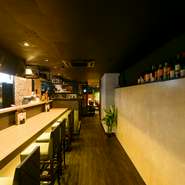 オシャレでありながらも、肩ひじ張らず寛げる雰囲気が自慢のお店。コースは一人4000円から用意されていて、デートはもちろん、何人かで肉料理などをシェアできるお得なコースも。おいしく楽しい時間が過ごせます。