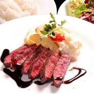 オレイン酸が豊富で、旨みをより感じると言われている能登牛。能登牛のモモステーキは、シンプルだからこそ肉の旨みをより感じられる一皿に。ほんのり酸味をきかせたバルサミコソースで召し上がれ。
