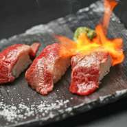 バラ肉のなかでも最上級、希少な三角バラで握る肉寿司。仕上げは表面を直火でひと炙り。ダイナミックな演出は、香ばしさと脂の甘みを際立たせます。