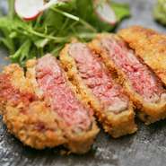 ヒレのなかでも特にきめ細かく柔らかい部位シャトーブリアン。“究極の赤身”を使った贅沢な牛かつ。サクッとした衣に包まれた断面のミディアムレアの赤身肉。香り高いわさび醤油で賞味あれ。