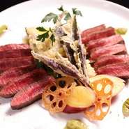 豊かな風味と希少性を誇る能登牛を、地元食材とともに楽しむ贅沢な一皿です。能登牛のサーロインとモモ肉、両方のおいしさを、季節の加賀野菜と一緒に堪能できる人気メニュー。