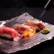 上質な香りも特徴の「能登牛」。その能登牛サーロインをシャリと共に味わう『寿司』は、表面を直火で炙ることで、香ばしさと脂の甘みが際立った逸品に。口の中に広がる、とろけるような肉の旨みがたまらない逸品。