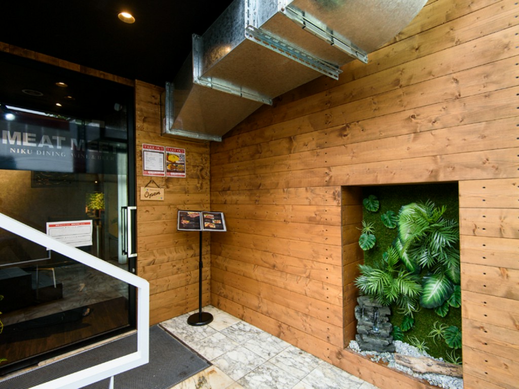 ビル地下1階。隠れ家のような佇まい