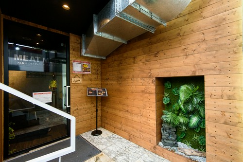 ビル地下1階。隠れ家のような佇まい