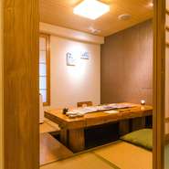 19室ある部屋は、座敷スタイルの完全個室です。 子ども連れのファミリーや、デートでの利用に おすすめ。また旅行で訪れた“お１人様”も、希望すればカウンターではなく個室で食事することができます。