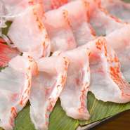 北海道産のキンキを醤油ベースの特製だしにくぐらせて、自家製ポン酢でいただきます。そのあと野菜、アラ、肝などを入れて鍋仕立で楽しむ。自慢のだしに食材が絡み合った鍋は旨みの宝庫。人気メニューの一つです。