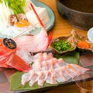 しゃぶしゃぶなど鍋料理に使う醤油ベースのだしは、秘伝のオリジナルです。新鮮な素材は、刺身でおいしいのはもちろんのこと、 秘伝のだしでしゃぶしゃぶするとさらに旨みが増します。 必食の一品です。