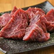 新鮮なサガリのみを使用。余分な脂を丁寧に取り除き、肉厚にカットさせ、さんじ特製の揉みダレに和えて焼き上がりをお待ち頂きます。仕上げはフルーティーな付けダレでお召し上がり頂きます。
