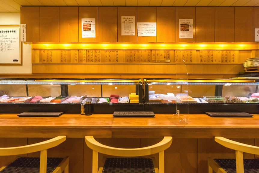 ケースに並んだネタを眺めつつ、2人で寿司を堪能する贅沢な時間